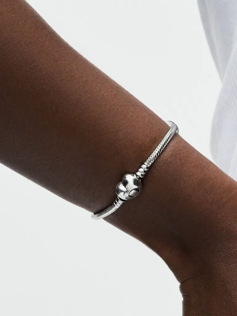 SS24_A_PDP_Model_Single_04_1x1_RGB_bracelet (1).webp